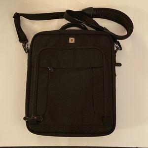 Black Swiss Gear computer bag